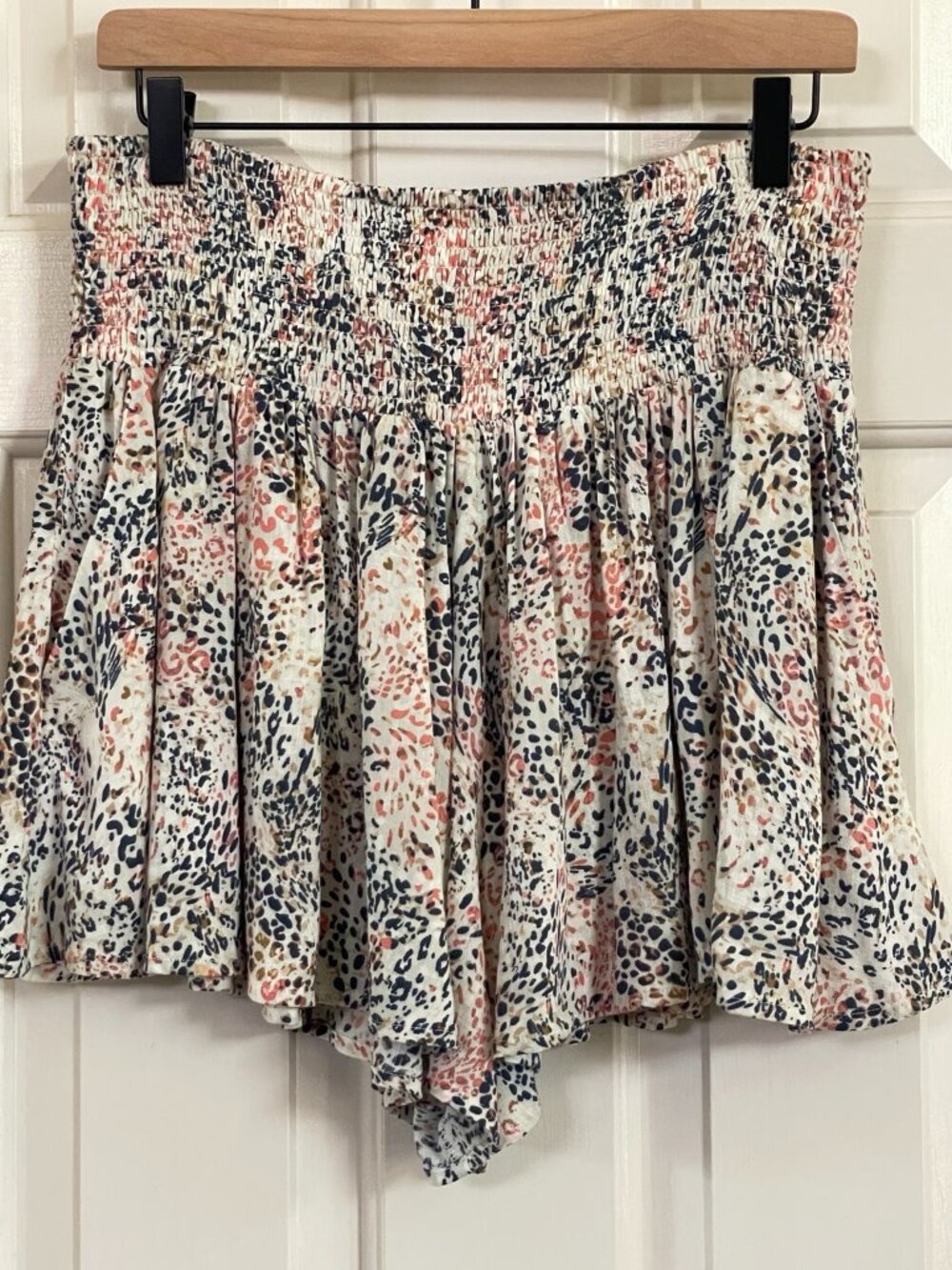 Ariat Sweet Spring Leopard Print Smocked Pull-On Shorts Large